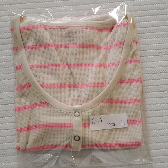 Old navy t-shirt - Picture 3 of 3